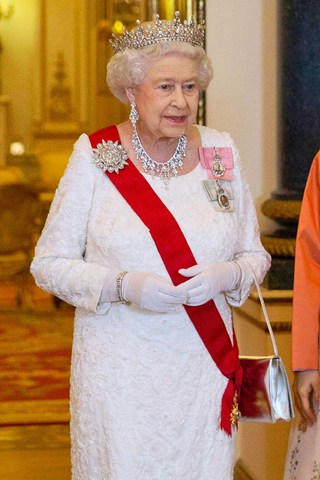 Продажа любимой брэндовой сумки Королевы Елизаветы II
