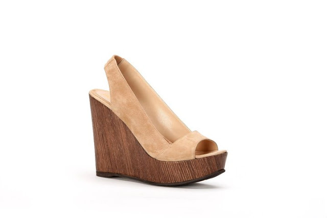 fendi-women-shoes-spring-summer-2011-femmes-printemps-été-angelina-sandal-in-beige-suede