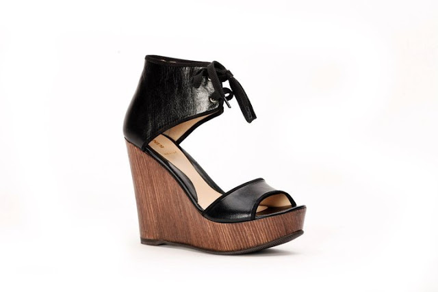 fendi-women-shoes-spring-summer-2011-femmes-printemps-été-angelina-sandal-in-black-leather