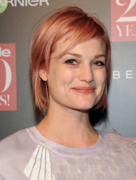 Alison-Sudol-Short-Haircut-Straight-Short-Bob-Hairstyle-with-Side-Bangs