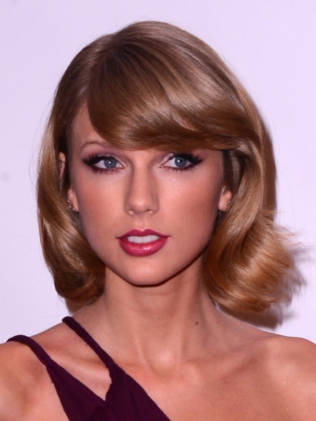 Taylor-Swift-Short-Haircut-Soft-Wavy-Hairstyle-with-Side-Swept-Bangs